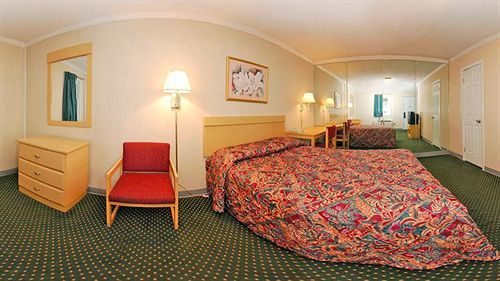 Rodeway Inn Woodbridge Exterior photo